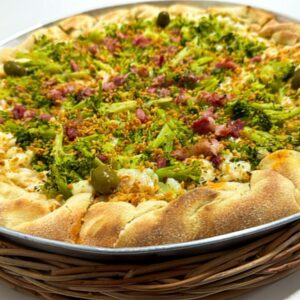 Pizza Brócolis Bacon e Queijo
